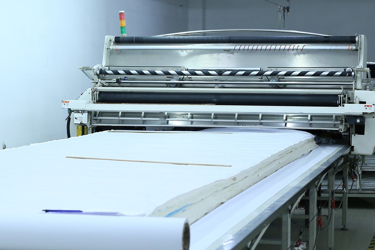 Automatic fabric spreading and cutting machine