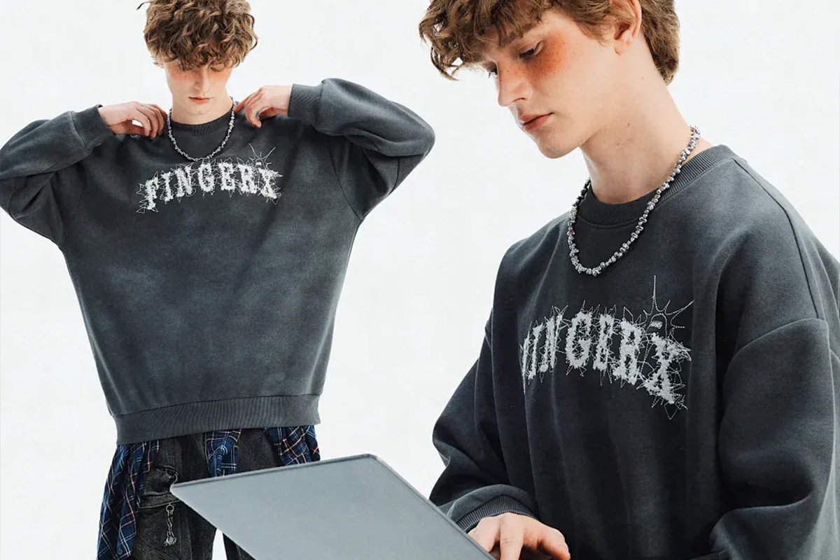 Vintage washed sweatshirt with cracked print