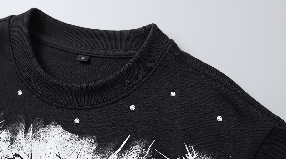 Neckline and shoulder seams detail