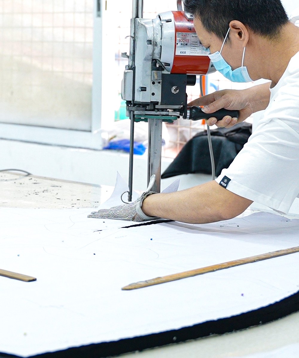 Fabric cutting with vertical cutting machine